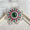 Volledige elegante middeleeuwse sneeuwvlokvormige Britse broche met diamanten bezaaid