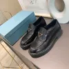 Mocassins pointus en cuir brossé de style masculin Chaussures à plateforme à lacets Femmes Baskets de luxe surdimensionnées Chunky Lug Émail Triangle Logo