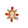 Middeleeuwse vintage rode parel driedimensionaal. Elegante en minimalistische artistieke vergulde karakterbroche