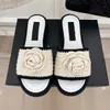 vita kvinnor tofflor mule glider snygg klassisk toffel platt hem fritid sandaler sommar designer lyx mode dam pool strand utomhus platt flip flops