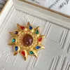 Bouclier vintage du Moyen Âge Antiques occidentales Sculpture du soleil Broche en verre coloré