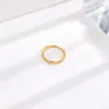 Simple fine torsion double anneau titane acier anneau conception de niche pour femmes, sens haut de gamme de la lumière luxe Internet célébrité la même personnalité bijoux à la mode