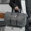 Mężczyźni i kobiety o dużej pojemności bagażu podróży z krótkimi dystansem torebki torebki na ramion