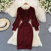 Robes décontractées 2023 Automne Hiver Mode Femme Col V Robe de soie brillante Fille Vin Rouge Hip Wrap Long Vintage