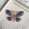 Den vintage antika repliken i "Butterfly Dance" något inlagd med zirkoniumfjärilformad brosch som är lätt och lyxig
