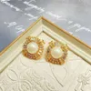 Réplique de niche de perles médiévale avec marguerite douce incrustée dans de petites boucles d'oreilles de célébrité de style parfumé