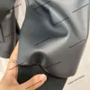 Damenjacke High-End-Ledermantel 2023 neue dreieckige, winddichte, fortschrittliche Hardware-Jacke mit Kapuze