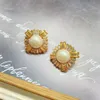 Réplique de niche de perles médiévale avec marguerite douce incrustée dans de petites boucles d'oreilles de célébrité de style parfumé