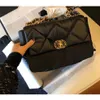 2023 جلود حقيقية جديدة صغيرة من الرياح العطرة Lingge Handge Propositile One -Counter Crossbody Chain French Cloud Cloud Women's Bag 4239