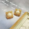 Réplique de niche de perles médiévale avec marguerite douce incrustée dans de petites boucles d'oreilles de célébrité de style parfumé