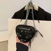 70% Factory Outlet korting op hartvormige klinknagellocomotief voor dames met kleine persoonlijkheidsnetwerk-crossbody met rode ketting in de uitverkoop