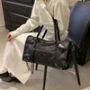 Locomotora de industria pesada para mujer, bolso de mano de gran capacidad remachado, bolso de hombro tipo bandolera, modelo 9236, nueva tendencia 2023