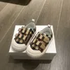 Första vandrare baby designer barn skor småbarn pojkar flickor tainers gåva pojke sneakers spädbarn barn oss 5c-8c z87x#