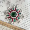 Volledige elegante middeleeuwse sneeuwvlokvormige Britse broche met diamanten bezaaid