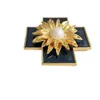 Spilla di girasole placcata in oro con decorazione semplice per abito semplice con croce anticata occidentale