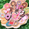 Atacado 100 peças de pvc comida donuts café biscoito amor coração cupcake sapato amuletos homem mulher fivela decorações para pulseira botão tamanco