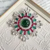 Volledige elegante middeleeuwse sneeuwvlokvormige Britse broche met diamanten bezaaid