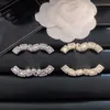GG GG Kadın Tasarımcı Marka Broşlar Altın Kaplama Külle Crystal Rhinestone İnci Takı Arka Tag Mektup Broş Pin Erkekler Düğün Kumaş Acc
