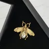 Broche Double Alphabet abeille perle, broche de créateur Vintage en laiton, cadeau de noël pour la saint-valentin