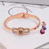 2023 Nieuwe Hot Luxe Bangle Vrouwelijke Ingelegd Gekleurde Diamant Roestvrij Staal Paar Heren Gouden Armbanden Mode 18K Vergulde Romeinse cijfers Sieraden Feest Huwelijkscadeau