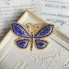 Den vintage antika repliken i "Butterfly Dance" något inlagd med zirkoniumfjärilformad brosch som är lätt och lyxig