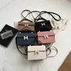 여자 2023 New Spring Fashion Lock Buckle Small Square Crossbody Bag Ladies Handheld Bags 모델 4239