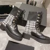 Berühmte Damen-Designer-Stiefel, Winter, neue Marke, echtes Leder, Splice-Schnür-Martin-Stiefel, runde Zehen, dicke Sohle, dicker Absatz, rutschfest, hohe, kurze Ärmel, Damenstiefel