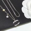 Collane con ciondolo di design di lusso per donne Pendenti girocollo in lega placcata oro 18 carati placcato argento lettera per gioielli da sposa da donna