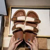 Дизайнерские тапочки Металлические слайдные плоские сандалии роскошные слайды Fendin Mules Женщины летние шлепанцы Slipper Fashion Fashion Ladies Sandal Low Heel обувь размером 36-42