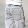 Pantalones vaqueros para hombre, novedad de verano 2023, pantalones vaqueros finos y rectos para hombre, ropa informal sencilla, pantalones vaqueros elásticos de algodón ligero, color gris claroL231003