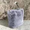 토트 패션 여성 단색 어깨 가방 2021 겨울 소프트 플러시 버킷 가방 가짜 모피 쇼핑 가방 대기업 푹신한 체인 가방 240407