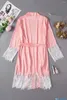 Kvinnors sömnkläder Silkrock för kvinnor boudoir brud bröllopsklänning rosa satin kimono med spetsar trimmar