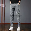 Jeans da uomo 2023 Primavera e Autunno Nuova tendenza classica della moda Tinta unita Elastico Gambe piccole Pantaloni da uomo casual slim comodi e traspirantiL231003