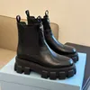 Botas de diseñador famosas Botas cortas gruesas para mujer Botines con punta redonda Botas de motociclista de invierno Botas de cuero Botas Martin Tacón bajo Zapatos planos de lujo de alta calidad