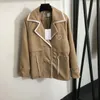 CE007 Designer di lusso Alta qualità CLASSICO Primavera Autunno a contrasto Trench corto per donna Giacca a vento doppiopetto con coulisse con risvolto