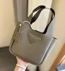 Bolso de cubo de diseñador de lujo Bolsos de mujer Mensajero Hombro de mujer Bolso de mano de cuero genuino Bolso cruzado Bolsos al aire libre # 25 * 21.5 * 14 cm