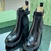 Chelsea-Stiefel, berühmte Designer-Schuhe, Plateau-Absätze, Ankle Booties, goldene Metallschnalle, hochwertiges Rindsleder, elastisches Band, Damenschuhgröße 35–42, 9 cm, Kampfstiefel mit hohen Absätzen