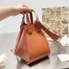 Bolsa de diseñador Lowe Bolsas de hombro Lady 2023 Colores de caramelo Hamaca Moda Tote Bolsos España Cuero Litchi Patrón One Crossbody Hand Wing L61T #