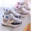 アスレチックアウトドア2023 New Spring Auturt Children's Sneekers Girl's Boy's Boy's Mesh Besealable Casuary Shoes Kids Toddler Flats Outdoor Sneakers Q231004