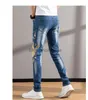 Mäns jeans korea version mens ljus lyx jeans repor smala sträcka jeans högkvalitativa drake broderier jeans stiliga sexiga jeans; l231003