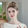 Grampos de cabelo Itacazzo Headwear de noiva coroa cor vermelha tiaras clássicas adequadas para festa de aniversário de casamento feminino (pode ser enviado rapidamente)