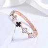 Bijoux de créateur Bracelet pour femme Plaqué or 18 carats Trèfle de luxe Bijoux en acier inoxydable Coquille noire et blanche Boucle de diamant Bracelet à breloques en gros.