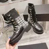 Berühmte Damen-Designer-Stiefel, Winter, neue Marke, echtes Leder, Splice-Schnür-Martin-Stiefel, runde Zehen, dicke Sohle, dicker Absatz, rutschfest, hohe, kurze Ärmel, Damenstiefel