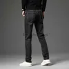 Jeans da uomo 2023 Autunno nuovi uomini in cotone elasticizzato slim jeans versione dritta business moda denim pantaloni vintage blu pantaloni di marca neroL231003