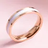 Neuer modischer schwarz-weiß emaillierter Ring, luxuriöser INS-Stil, rosévergoldeter Edelstahlschmuck, 4 mm