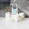 Set di accessori per il bagno Bagno creativo in ceramica a cinque pezzi Decorazione in porcellana cinese Portaspazzolino Tazza Bottiglia di lozione Portasapone