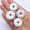 Colares de pingente 25mm Howlite WhiteTurquoise Círculo Donut Pingentes Encantos Big Hole Beads para DIY Jóias Fazendo Colar Oco Pedra