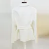 Costumes pour femmes Femmes élégantes Blazer ceinturé Mode 2023 Designer Blanc Slit Manches Femme Veste Chic Strass Diamants Perles Lady Manteau