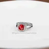 2024 bruiloft dames sieraden ontwerper modeband gedraaide ring luxe vrouw ringen zilver voor klassieke ingelegde rode granaat zirkoon verloving verjaardag