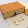 Europa América Estilo de moda Conjuntos de joyas Dama Mujer Hardware de color dorado Grabado V Iniciales Configuración Cerradura de diamante completa Doble llave278j